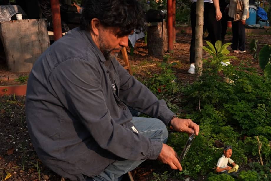 Con personajes hechos con plastilina, Edgar cuestionó la necesidad de más zonas públicas verdes. / Cortesía