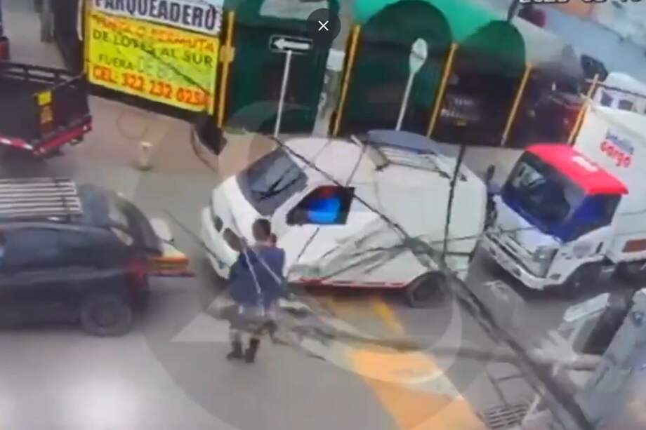 Por muy poco, el poste cae encima del hombre.