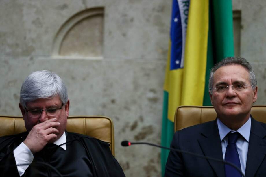 El procurador general de Brasil, Rodrigo Janot (izquierda), y el presidente del Senado, Renán Calheiros, durante una ceremonia en Brasilia. / EFE