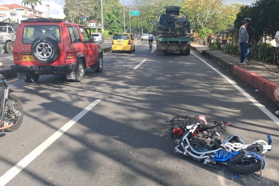 La fuerza del impacto dejó la bicicleta reducida a chatarra. Los heridos fueron atendidos por organismos de emergencia.
