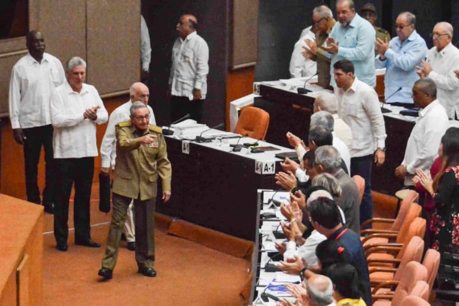 El expresidente Raúl Castro y el mandatario Miguel Díaz Canel llegan al Parlamento para debatir la nueva Constitución. / AFP
