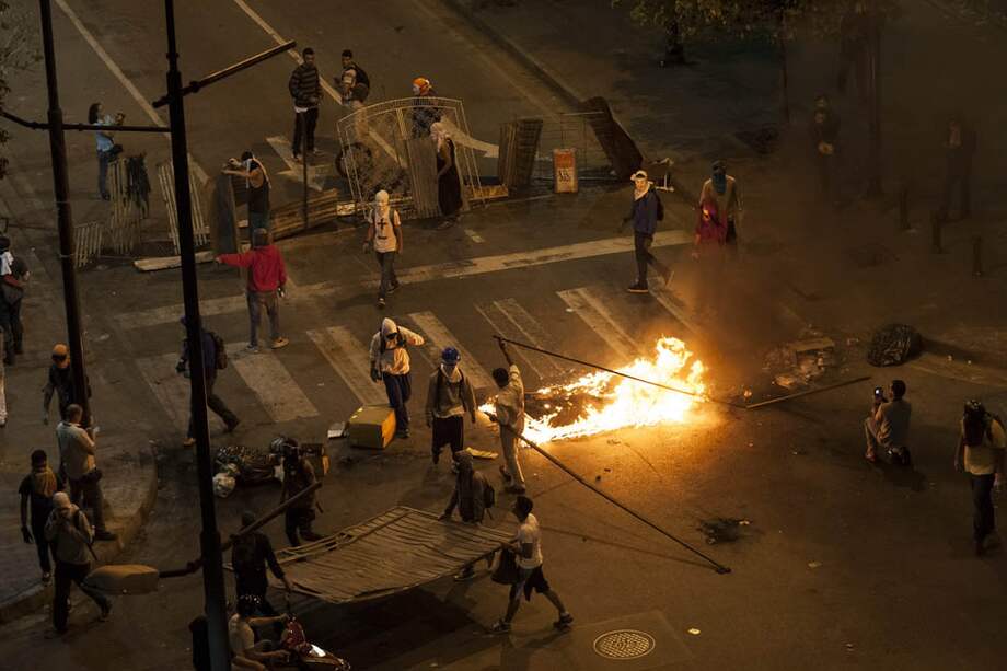 Opositores se enfrentan con la Policía en Caracas. / EFE