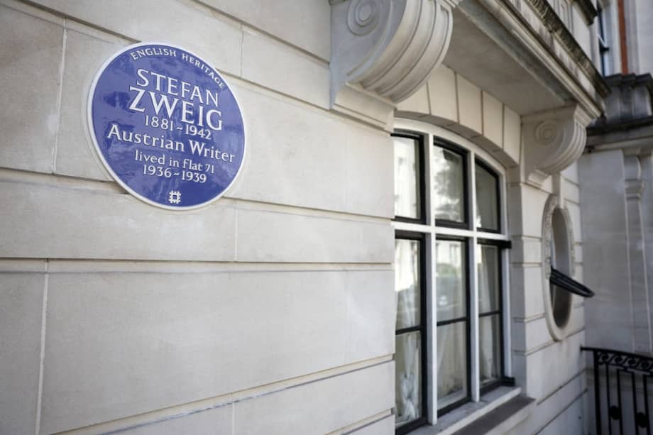 Una placa azul de English Heritage en honor al escritor austriaco Stefan Zweig se exhibe en la fachada de un apartamento en la calle Hallam, en el centro de Londres, el 3 de agosto de 2026.