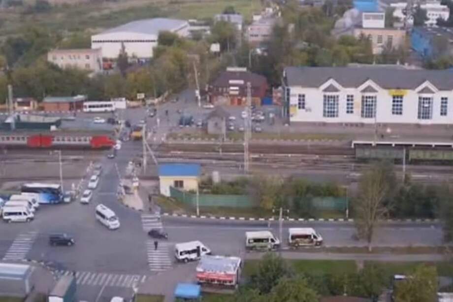 Un tren embiste a un auto a toda velocidad