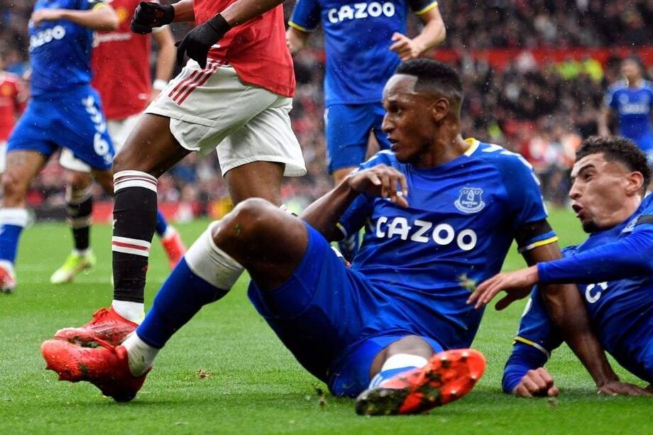 Yerry Mina, una de las figuras del partido entre Everton y Manchester United.