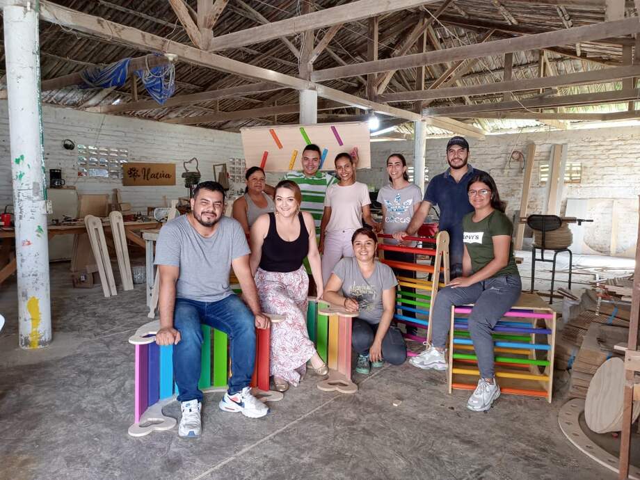 Ellos fabrican juguetes de madera que desarrollan habilidades en los niños