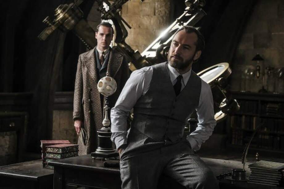 No está confirmado que las próximas entregas de Animales Fantásticos vayan a abordar la sexualidad del personaje al que da vida Jude Law, pero la autora de la saga no descarta nada. / Warner Bros. / Cultura Ocio