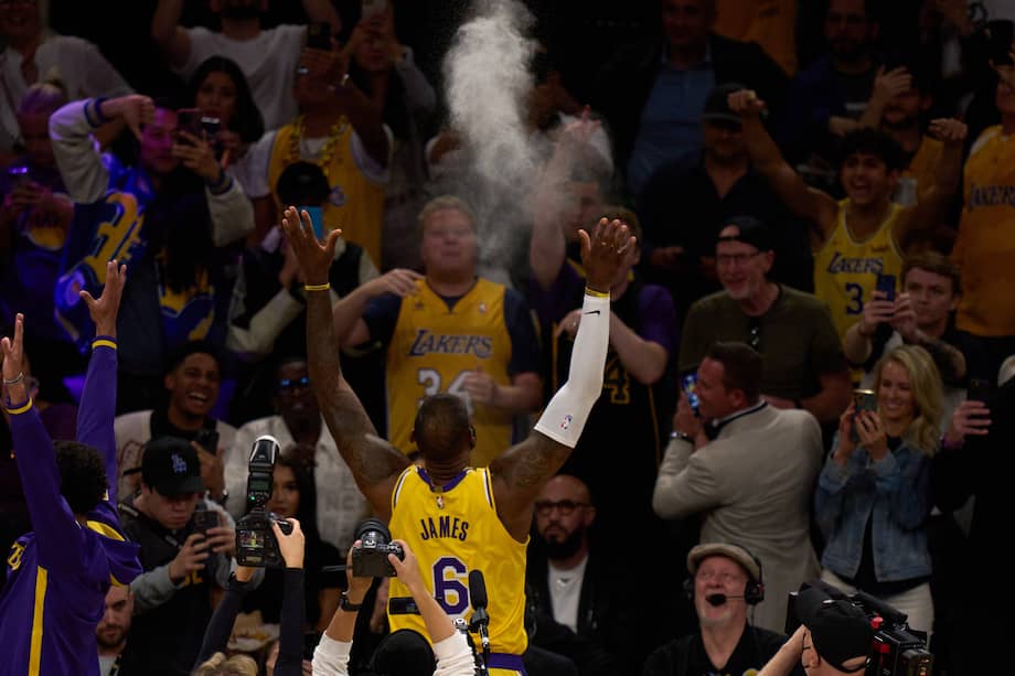 LeBron James ante el público de Los Ángeles Lakers en los Playoffs de la NBA 2023.