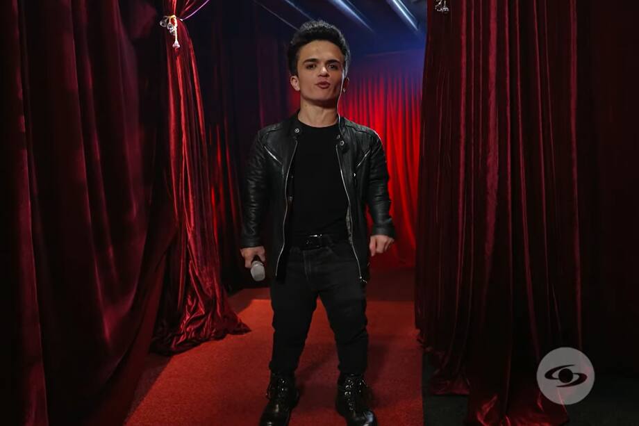 En sus redes sociales suele presumir con orgullo su trabajo como cantante de Transmilenio