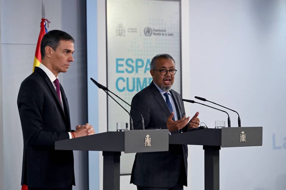 Presidente del Gobierno de España, Pedro Sánchez (izq.), y el director general de la OMS, Tedros Adhanom Ghebreyesus (der.), durante una rueda de prensa en Tenerife, en medio de la operación.