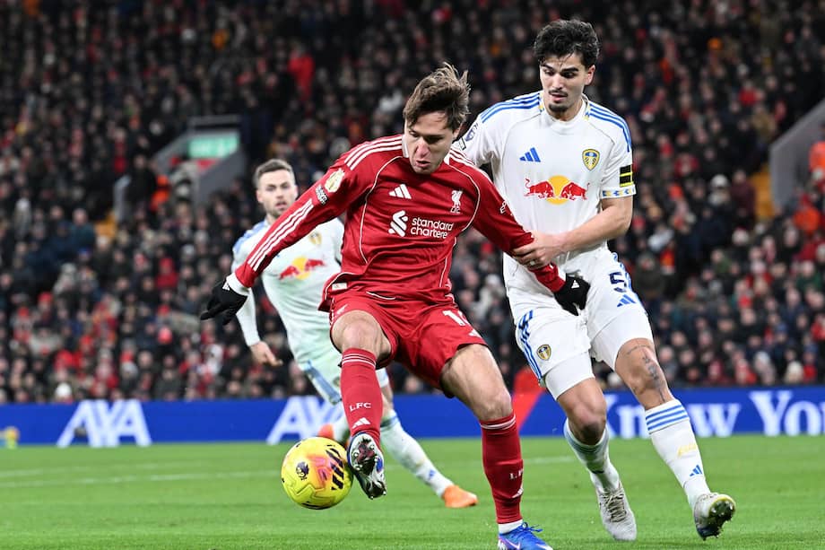 Federico Chiesa, de Liverpool, disputa un balón con Pascal Struijk, de Leeds.