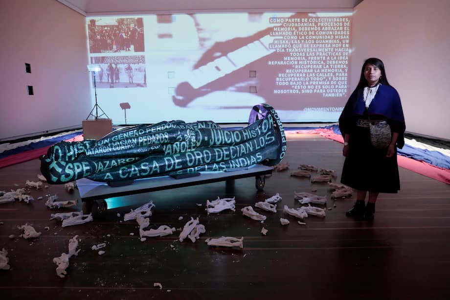 La integrante del pueblo Misak, Indy Fernández, junto a la estatua de Gonzalo Jiménez de Quesada, fundador de Bogotá, en una intervención digital en el Museo Nacional.
