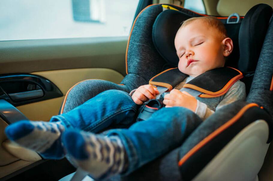Los bebés no deberían dormir en la silla del carro