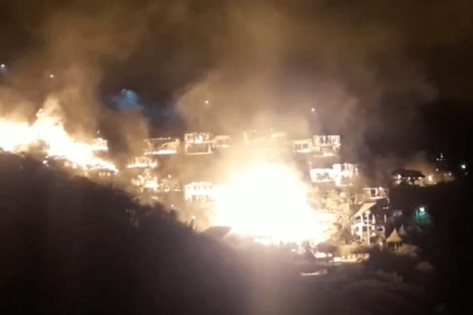 A esta hora las Unidades del Cuerpo de Bomberos atienden la emergencia / Captura de pantalla