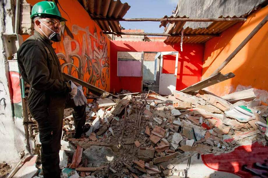 La demolición de una casa, que por más de ocho años fue expendio de droga, se llevó a cabo el pasado viernes. Hace un año había sido allanada por la Policía. / EFE