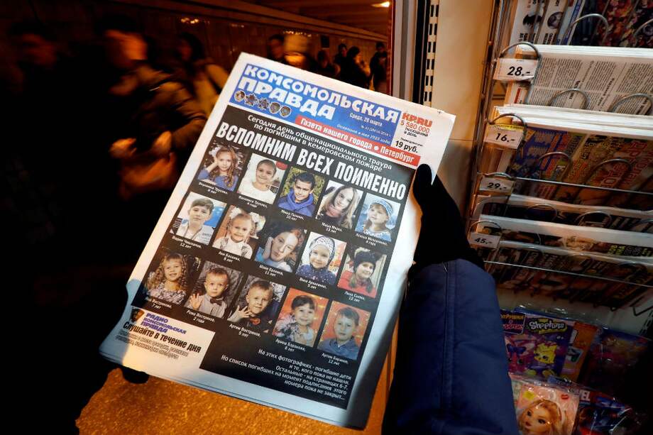 La portada del diario "Komsomolskaja Prawda" registró fotografías de algunas de las víctimas del incendio del centro comercial en Rusia. Se estima que 41 niños murieron en el desastre. / EFE
