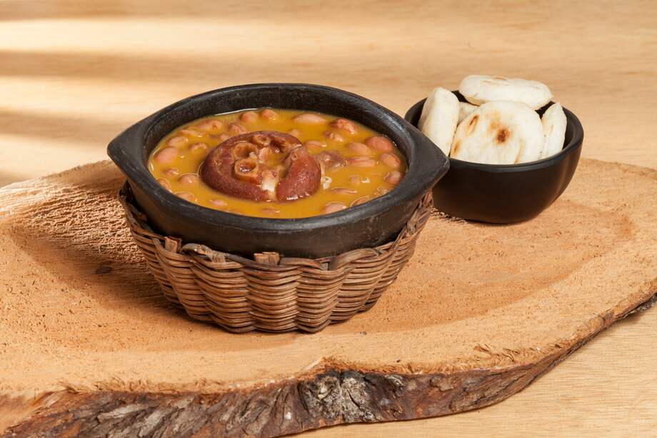 Plata de fríjoles de la cocina caldense.