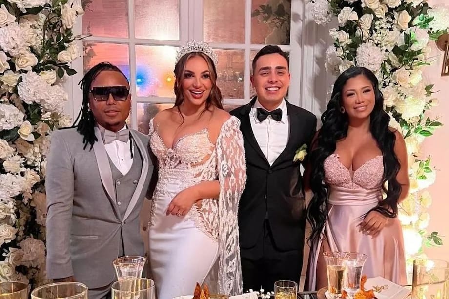 El cantante Mr. Black portó un elegante traje de color gris con un corbatín. Además, llevó puestas unas gafas oscuras, características de sus outfits. Por su parte, su esposa, Yuranis León, lució un vestido largo de color rosa claro, con un pronunciado escote y una abertura en su pierna derecha.