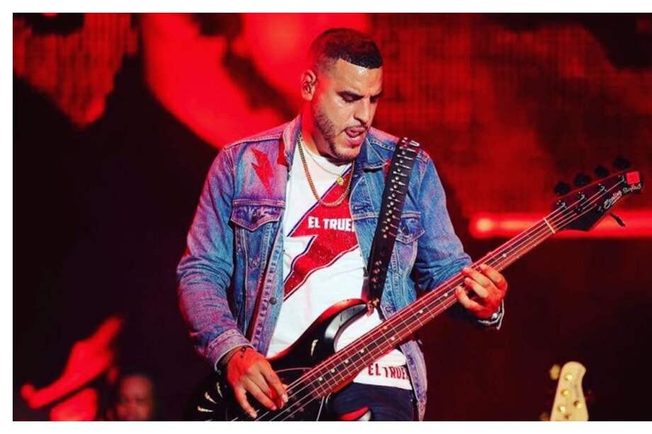 Su nombre de pila es Max Agende Santos, actual bajista y uno de los fundadores del grupo Aventura.