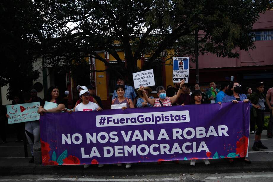 Un grupo de manifestantes piden la renuncia de la fiscal general, Consuelo Porras, en la sede del tribunal electoral, después de que la Fiscalía secuestrara documentos de los resultados de las jornadas electorales celebradas en junio y agosto.
