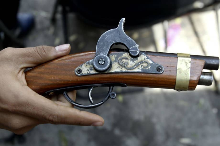 Familias mexicanas cambian sus armas por computadoras, bicicletas o dinero
