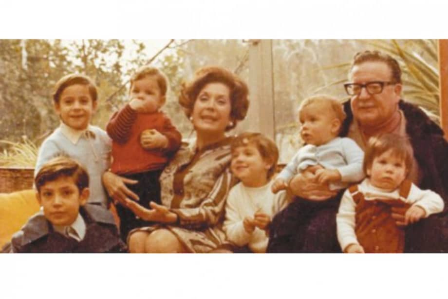 Hortensia Bussi y Salvador Allende con sus nietos. / Cortesía