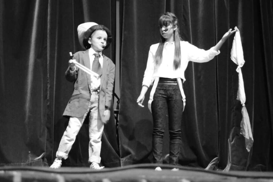 Niños de Ciudad Bolívar presentando su acto de magia en escena. / Cortesía