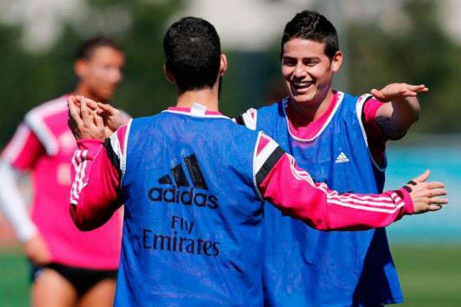 James Rodríguez celebra un tanto con el equipo suplente. Foto: Real Madrid