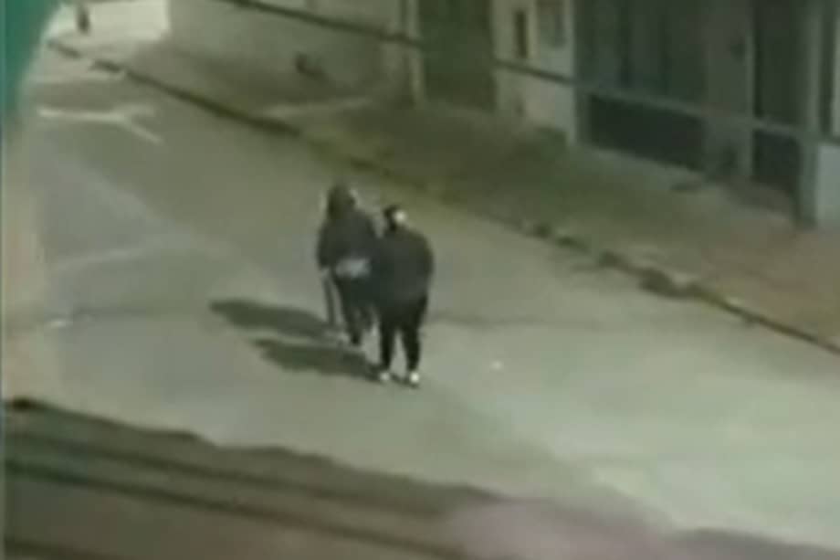 En el caso registrado en video un hombre de alrededor de 20 años y una mujer de entre 30 a 40 años, salieron a medianoche en el barrio Catalina II.