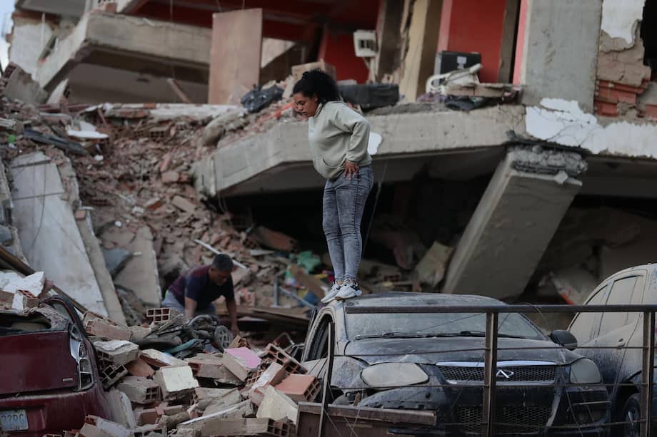 Residentes entre los escombros de un edificio en ruinas por los terremotos, en la localidad de Catia La Mar, en el estado costero de La Guaira (Venezuela).