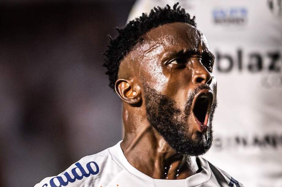 Stiven Mendoza viene de jugar con Santos, club con el que bajó a la segunda de Brasil.