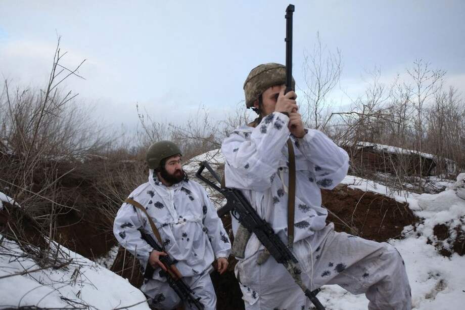 Un soldado ucraniano observa a través de un catalejo en primera línea a los separatistas respaldados por Rusia en la región de Donetsk.