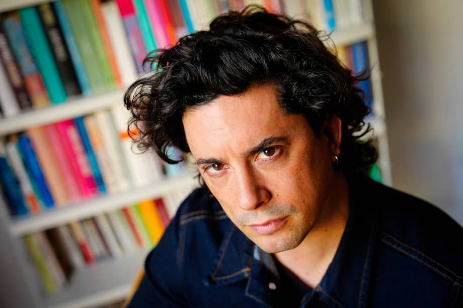 Labatut, considerado una de las voces más originales de la literatura contemporánea, señaló que ha construido el libro como un rito que empieza con un sacrificio, que puede verse como algo que ocurre porque “el nacimiento de lo nuevo implica el sacrificio de lo anterior”.