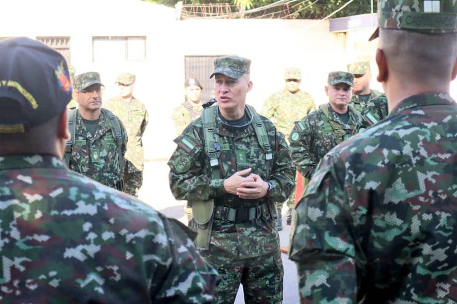 El general Carlos Carrasquilla Gómez detalló que las tropas están desplegadas en la zona de Sabanas de Gobierno para proteger a la población que permanece en la zona y dar con la ubicación de los jefes de los grupos criminales que se disputan la Sierra Nevada.