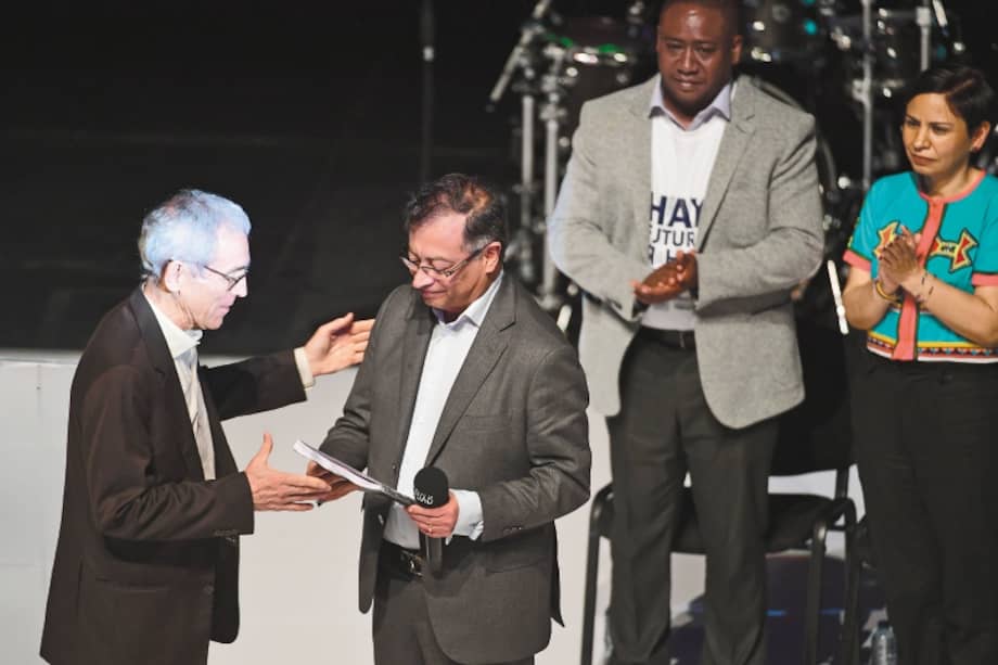 El pasado 28 de junio, el padre Gustavo de Roux le entregó a Gustavo Petro el documento de hallazgos y recomendaciones de la Comisión de la Verdad. / Gustavo Torrijos