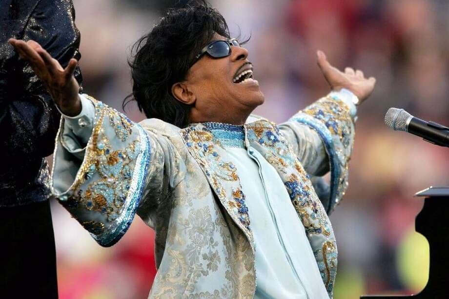 En esta foto de archivo tomada el 31 de diciembre de 2004, Little Richard se presenta durante el espectáculo de medio tiempo del juego entre los Cardenales de Louisville y los Broncos del Estado de Boise en el Liberty Bowl en Memphis, Tennessee. / AFP