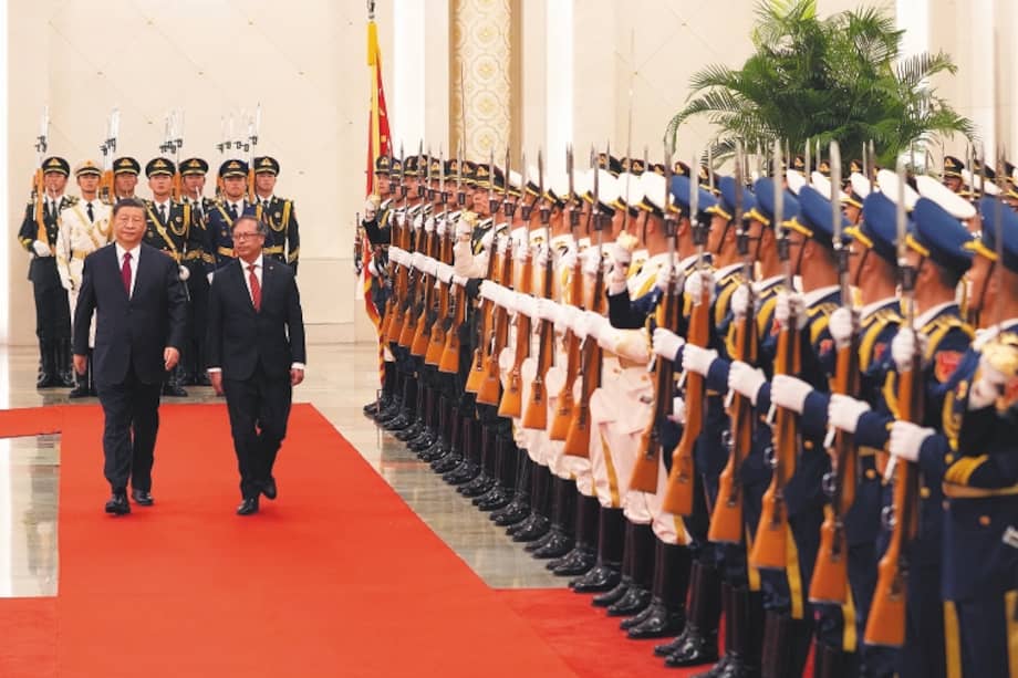 Xi Jinping y Gustavo Petro durante la ceremonia de bienvenida al presidente colombiano.