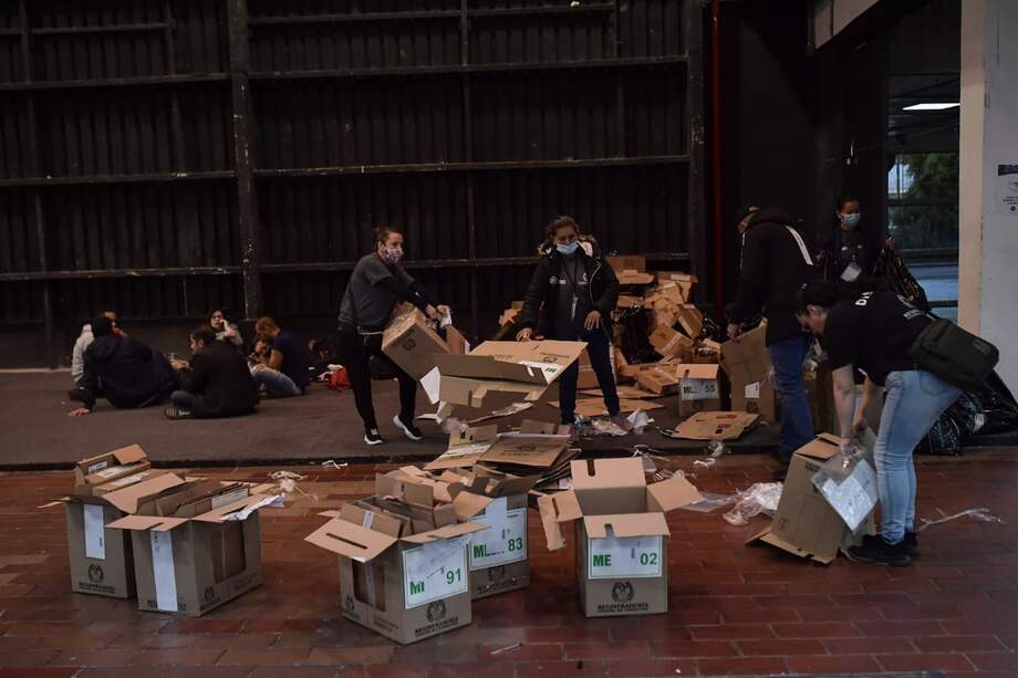 Un grupo de jurados electorales destruyen las urnas y los cubículos usados durante las elecciones presidenciales.
