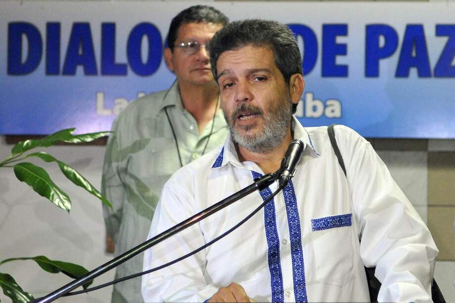 ‘Marco León Calarcá’, ayer en la lectura del comunicado conjunto. / EFE