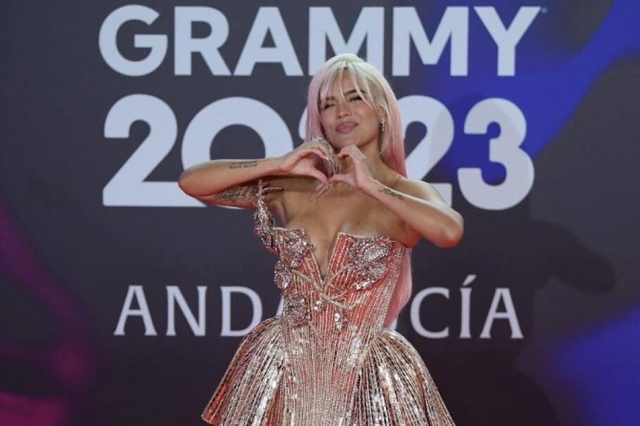 Karol G llamó la atención en la alfombra de los Grammy Latino con un traje corto metalizado.