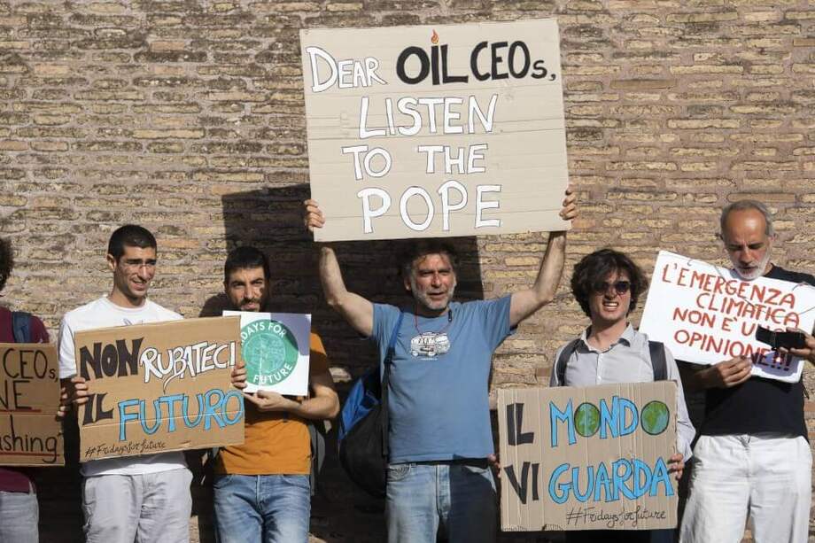 Durante la visita de los presidentes de varias compañías petroleras al Vaticano los habitantes de la ciudad salieron a protestar. / EFE