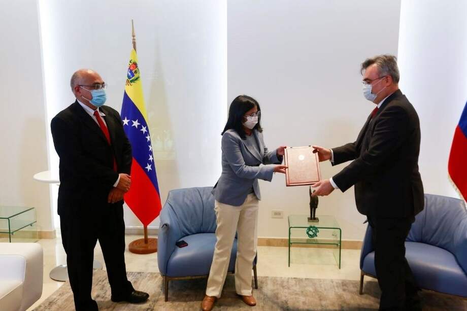 El Gobierno de Venezuela suscribió un contrato con Rusia para el suministro de 10 millones de dosis de la vacuna Sputnik V contra el COVID-19.