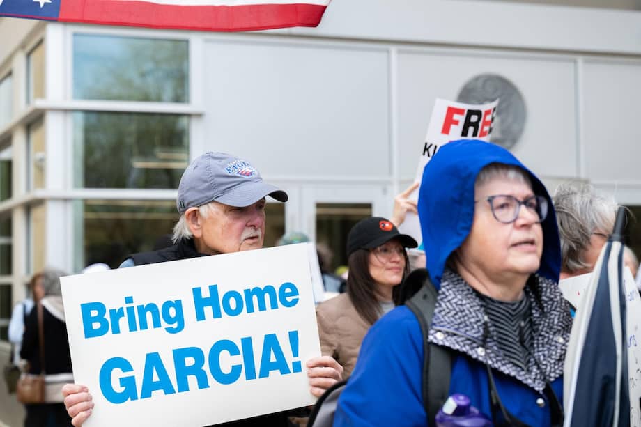 Manifestantes se congregan durante una audiencia sobre el estado del caso Abrego García.