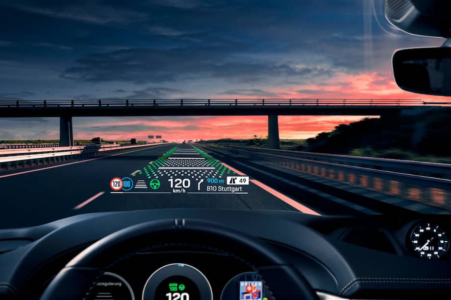 Más allá de ser una simple pantalla proyectada en el parabrisas, el Head-Up Display (HUD) se ha convertido en un aliado silencioso del conductor, capaz de hacer cada trayecto más cómodo y seguro.