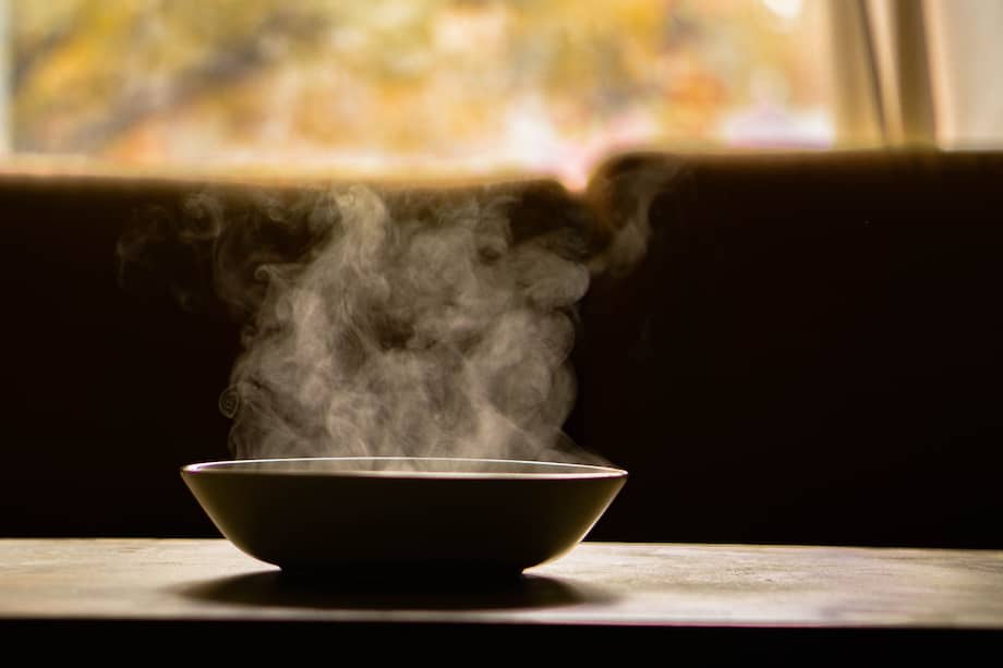 ¿Y si la forma correcta de combatir el calor no fuera un helado, sino un tazón de sopa hirviendo? Los coreanos hasta le tienen nombre: "combatir el fuego con el fuego"