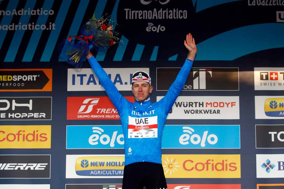 Tadej Pogacar celebra el liderato en la Tirreno-Adriático.