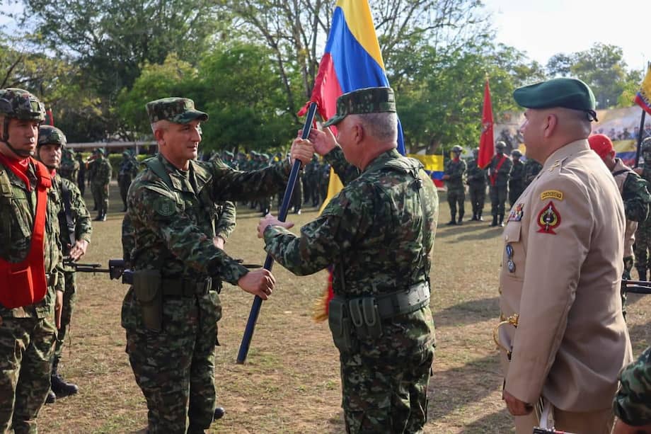 Con un años retador para el Ejército, el comandante Luis Emilio Cardozo (segundo a la derecha), señaló que el reto para el 2026 es garantizar la seguridad de las elecciones,