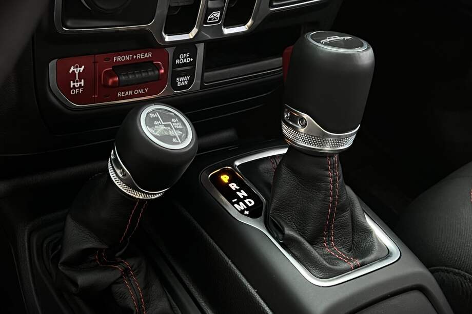 Palanca de cambios de un carro automático (a la derecha) junto a una de selector 4x4 (izquierda).