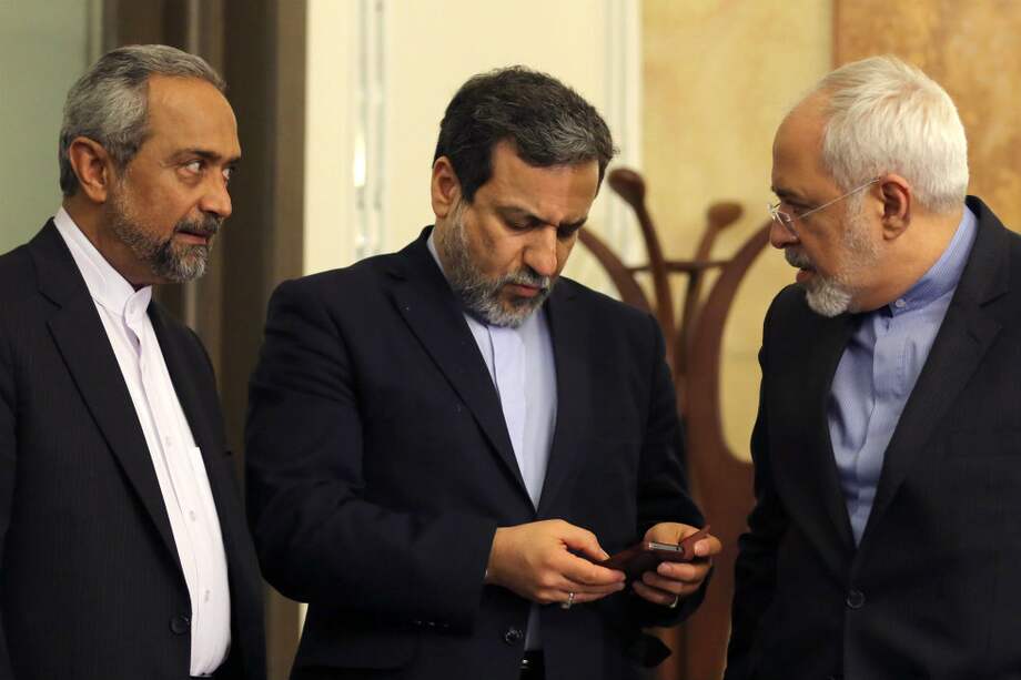 Javad Zarif, Abbas Araghchi y Majid Takht-Ravanchi en Teherán. AFP