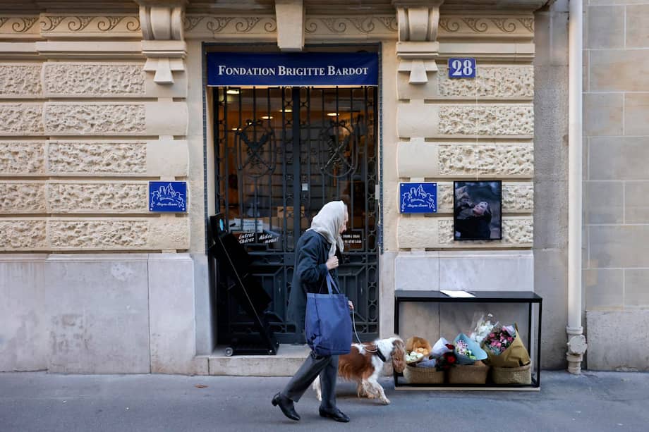 Brigitte Bardot, actriz y activista, fue una de las primeras figuras del espectáculo en convertir su notoriedad pública en una plataforma sostenida de defensa animal. EFE/EPA/YOAN VALAT